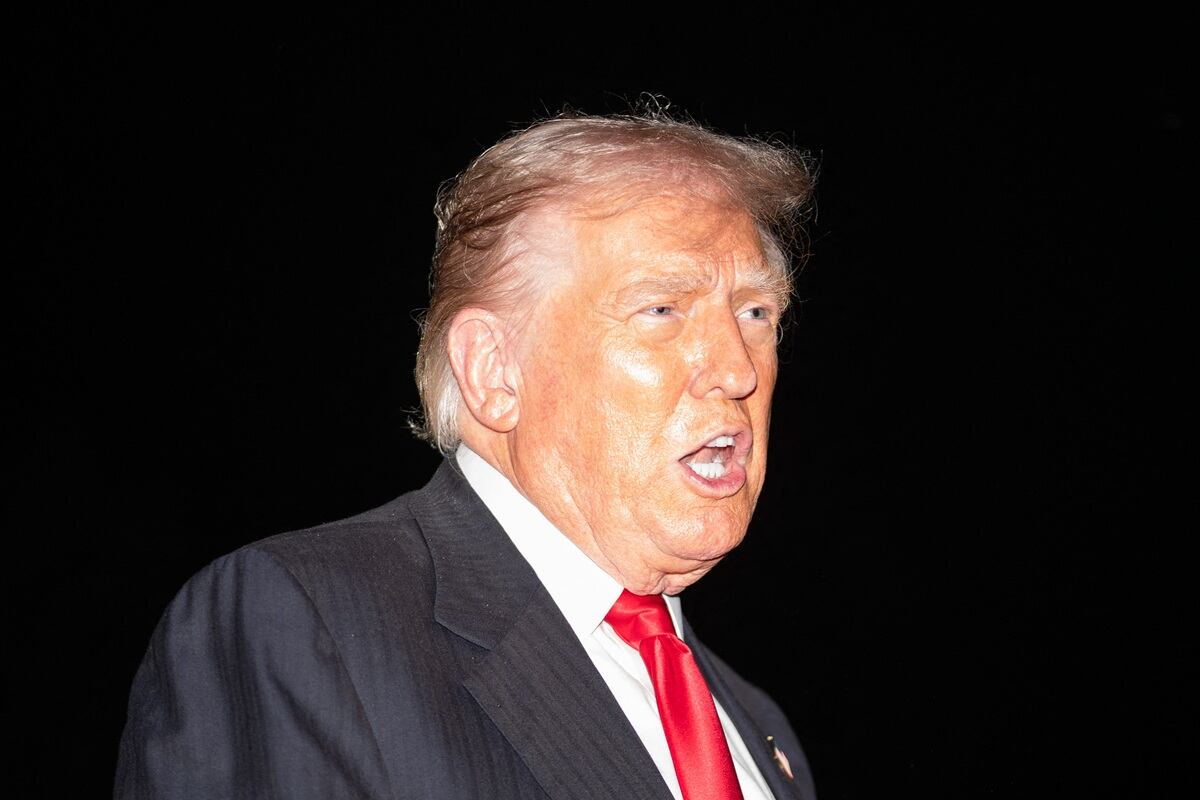 El presidente estadounidense Donald Trump habla con los periodistas a su llegada a la Casa Blanca en Washington, D.C., el 9 de noviembre de 2025. (Allison ROBBERT / AFP)