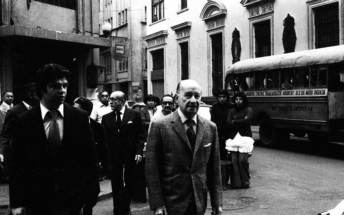 El 29 de julio de 1980, AMQS caminó por el centro de Lima rumbo a El Comercio. Volvía a la dirección. (Foto: Archivo Histórico de El Comercio)