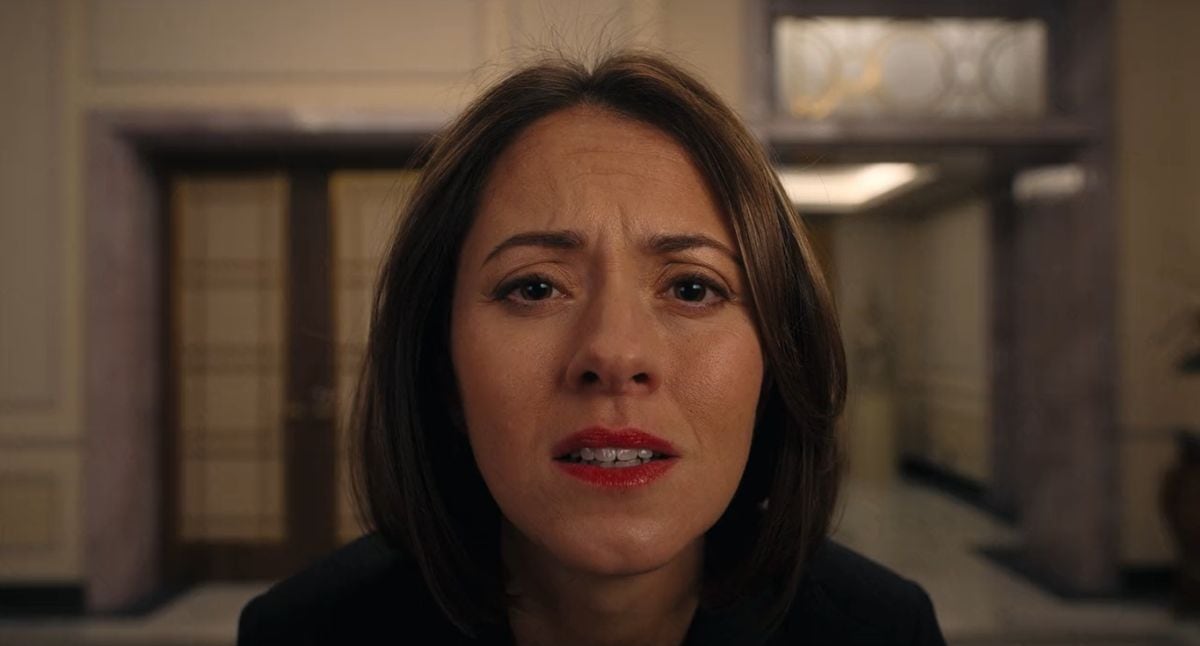 En “Hombre vs. Bebé”, Susannah Fielding como la persona que recibe a Trevor para encargarle que cuide el lujoso inmueble (Foto: HouseSitter Productions)