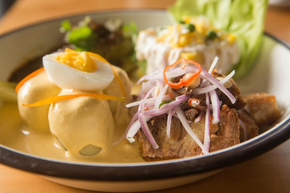 Contundente bandeja con chicharrón de cerdo, papa a la huancaína, causa limeña y tamalito verde. Sale todo junto. Fotos: Heroina Estudio.