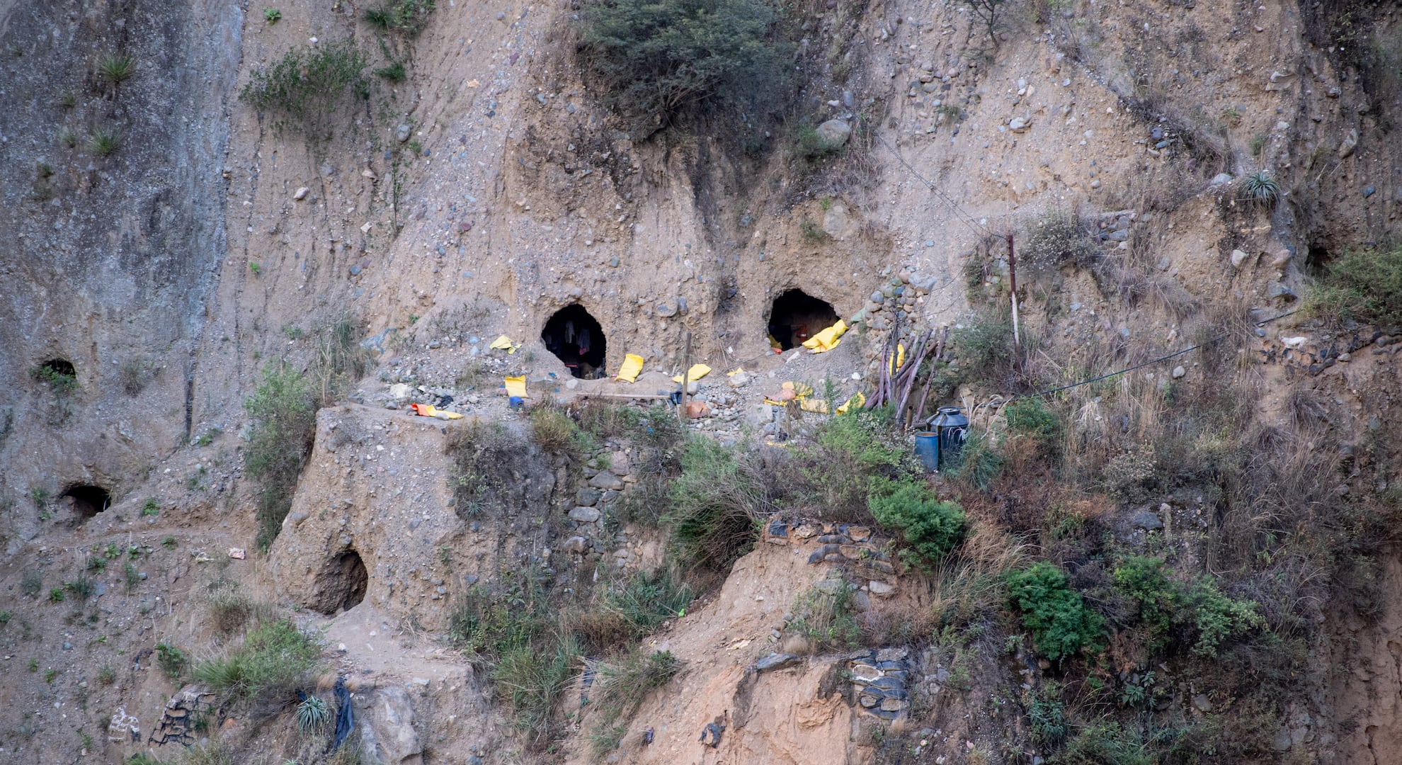 Pataz: mineros ilegales saquean concesión de Poderosa con 240 conexiones clandestinas