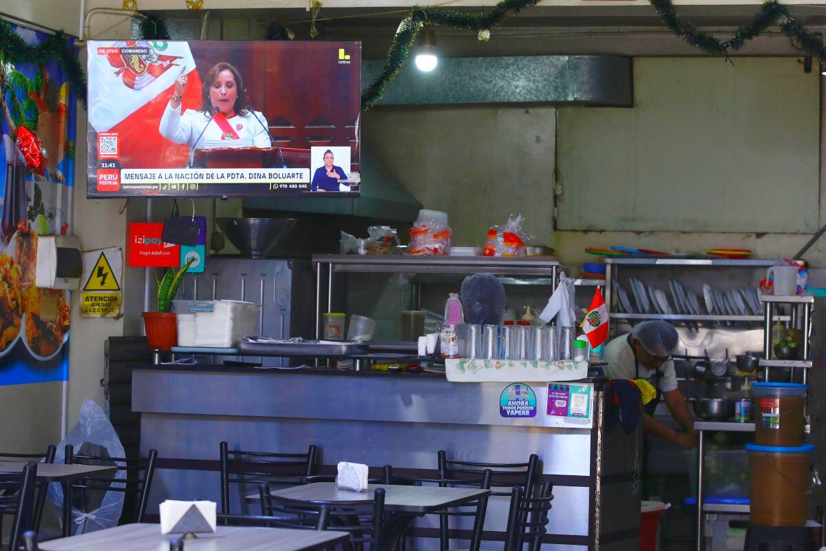 En un restaurante del Centro de Lima, el discurso presidencial suena de fondo. (Foto: GEC)