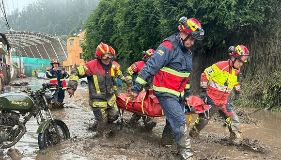 Bomberos trasladando un cuerpo en medio del lodo en el sector La Gasca luego de un deslizamiento de tierra en el norte de Quito el 2 de abril de 2024. (Foto de Handout / Brigada de Bomberos de Quito / AFP)