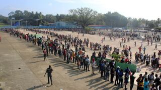 México: miles de migrantes se reúnen en estadio de Tapachula para pedir refugio