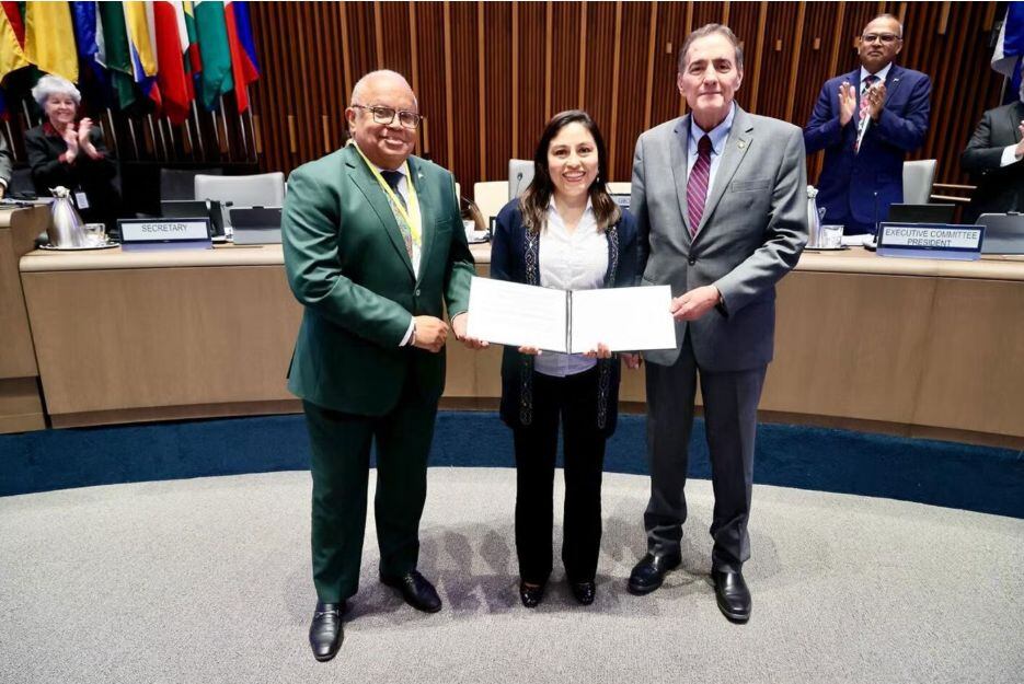 La OPS reconoció a la doctora July Esther Caballero Peralta, de Perú, con el Premio OPS a la Gestión y Liderazgo en los Servicios de Salud 2025.