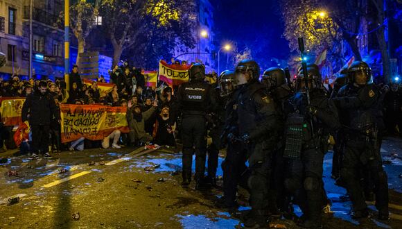 Altercados tras la manifestación convocada contra la amnistía, frente a la sede del PSOE en Ferraz, en Madrid, el 7 de noviembre de 2023. (Foto de Daniel González / EFE)
