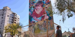 Empleados del club de fútbol Grandoli cargan un arco en la cancha para un partido de fútbol infantil en Rosario, Argentina, el sábado 2 de mayo de 2026. (AP Foto/Rodrigo Abd)