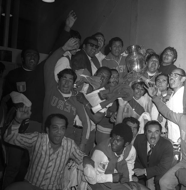 Caracas, 28 de octubre de 1975. Junto a los jugadores, cuerpo técnico, dirigentes y toda la afición peruana gozó esa noche tras la victoria de la Copa América. (Foto: Archivo Histórico de El Comercio)