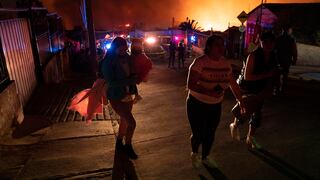 Chile declara estado de catástrofe por masivo incendio en Viña del Mar que quema cientos de casas