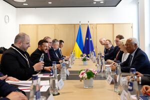 La presidenta de la Comisión Europea, Ursula von der Leyen (2-D), y el presidente del Consejo Europeo, Antonio Costa (D), conversan con el presidente de Ucrania, Volodymyr Zelensky (2-I). Foto: EFE/EPA/GEERT VANDEN WIJNGAERT / POOL