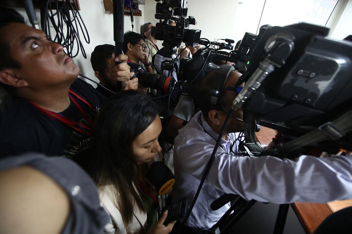 Periodistas de diversos medios de comunicación tratan de cubrir a Patricia Benavides declarando en Comisión de Fiscalización. (Foto: Anthony Niño de Guzmán / GEC)