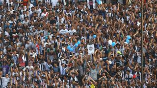 Alianza Lima fue recibido con gigante banderola en Matute