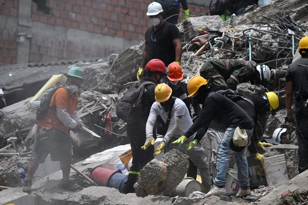 Equipos de rescate y voluntarios buscan supervivientes entre los escombros de un edificio derrumbado tras el terremoto de Cali, Colombia, el 12 de agosto de 2026. Foto: RAUL ARBOLEDA / AFP