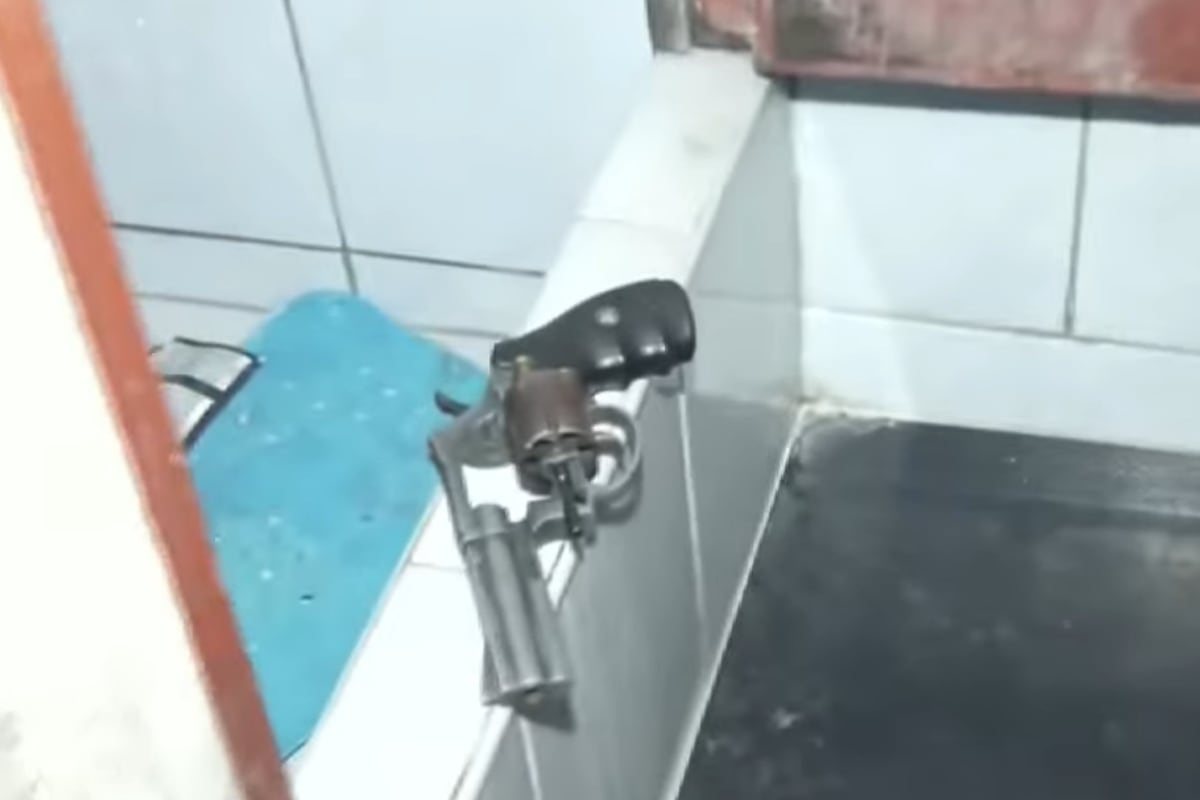 Arma de fuego fue hallada en un espacio común del inmueble donde vivían mujeres, adolescentes y niños. (Foto: Captura/TV Perú)