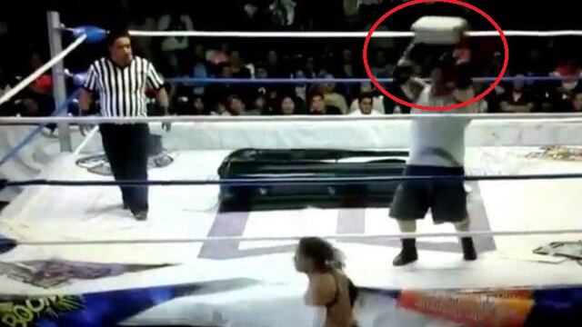 Combate de lucha libre en México casi termina en tragedia por ladrillazo en la cabeza de un peleador | VIDEO