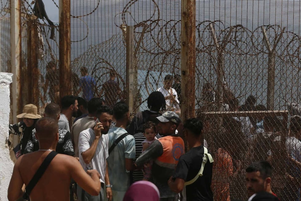 Miles de jóvenes marroquíes llegaron este jueves a la frontera entre Castillejos (Marruecos) y Ceuta para tratar de cruzar la valla que separa las dos ciudades. (Foto: EFE/Mohamed Siali)