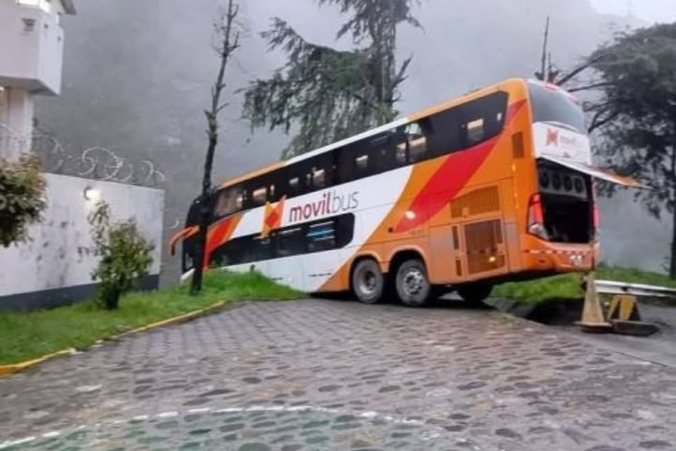Más de 50 pasajeros vivieron momentos de pánico cuando un bus de la empresa Móvil Bus perdió el control en una peligrosa curva. (Foto: Andina)