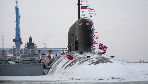 El submarino nuclear Krasnoyarsk durante una ceremonia de izamiento de la bandera encabezada por el presidente de Rusia en el puerto ártico de Severodvinsk el 11 de diciembre de 2023. (Foto de Kirill IODAS / POOL / AFP).