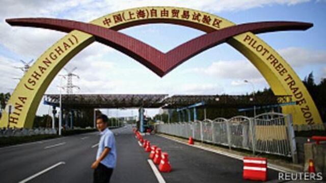 China lanza en Shanghái su primera zona de libre comercio