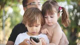 EE.UU.: Cada vez más niños menores de dos años usan smartphones y tabletas