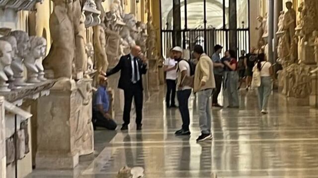 Un turista pidió ver al Papa, le dijeron que no y tiró al piso dos bustos de mármol