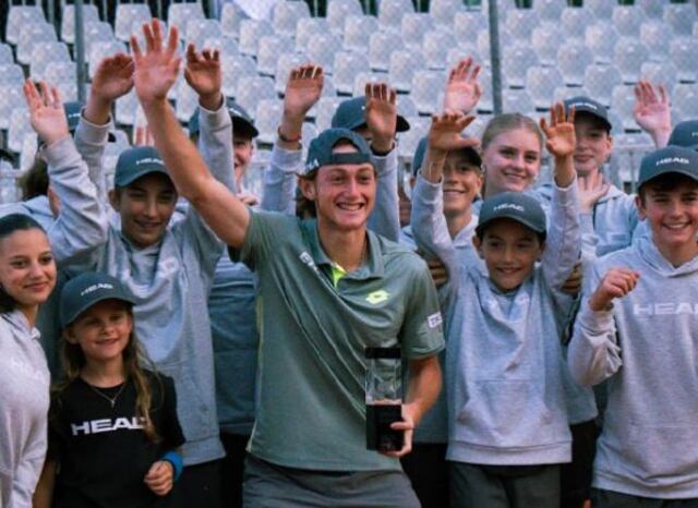 Buse celebró su primer campeonato en singles.