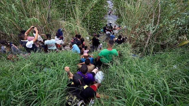 Una bebé y tres adultos migrantes mueren ahogados en el río Bravo de Texas