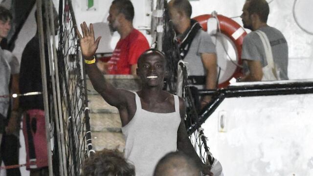 Migrantes del Open Arms desembarcan en Lampedusa tras semanas de agonía | FOTOS