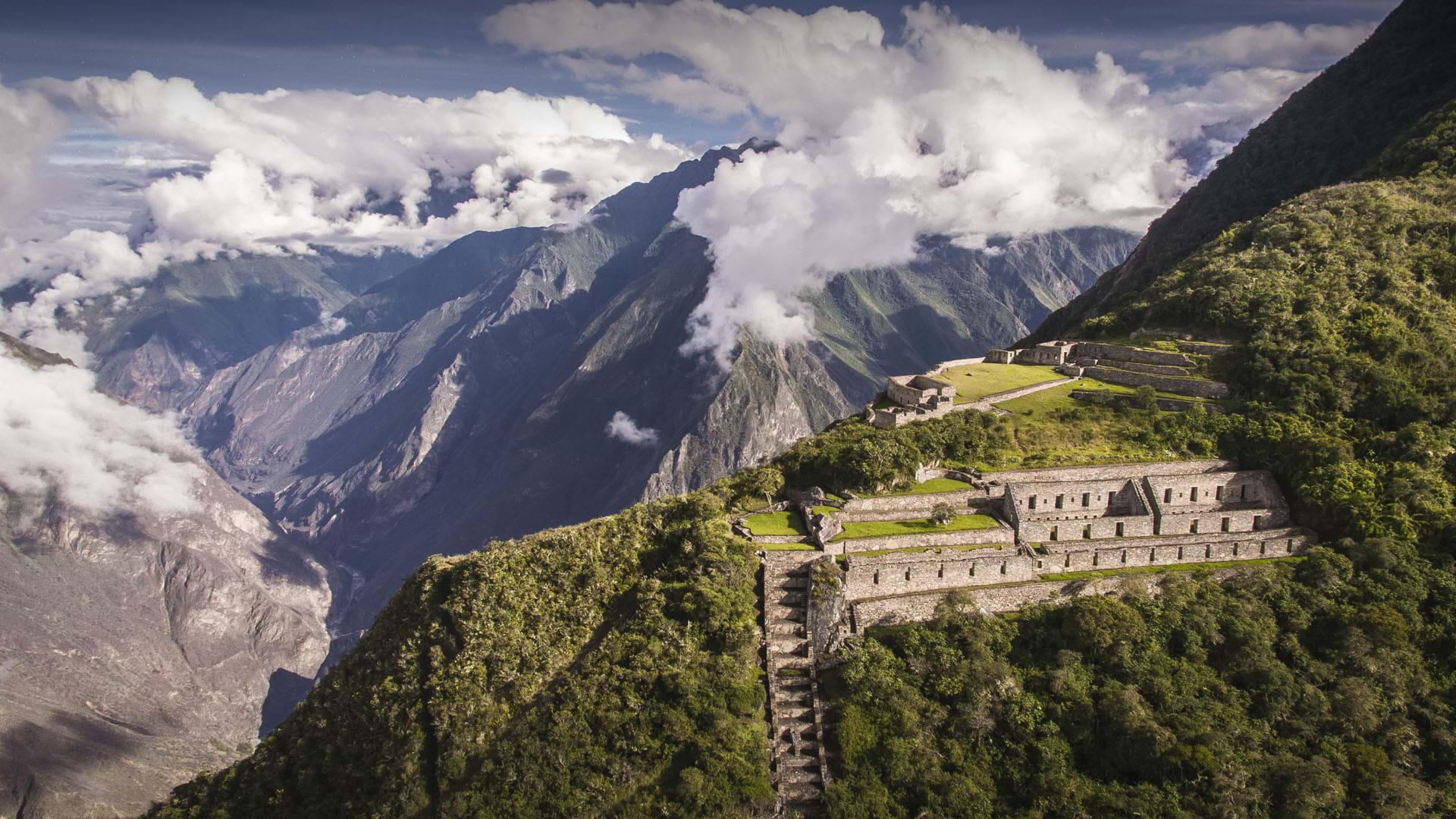 Choquequirao es uno de los centros incas más remotos de los Andes peruanos y está reservado para quienes estén dispuestos a hacer el esfuerzo de alcanzarlo a pie.