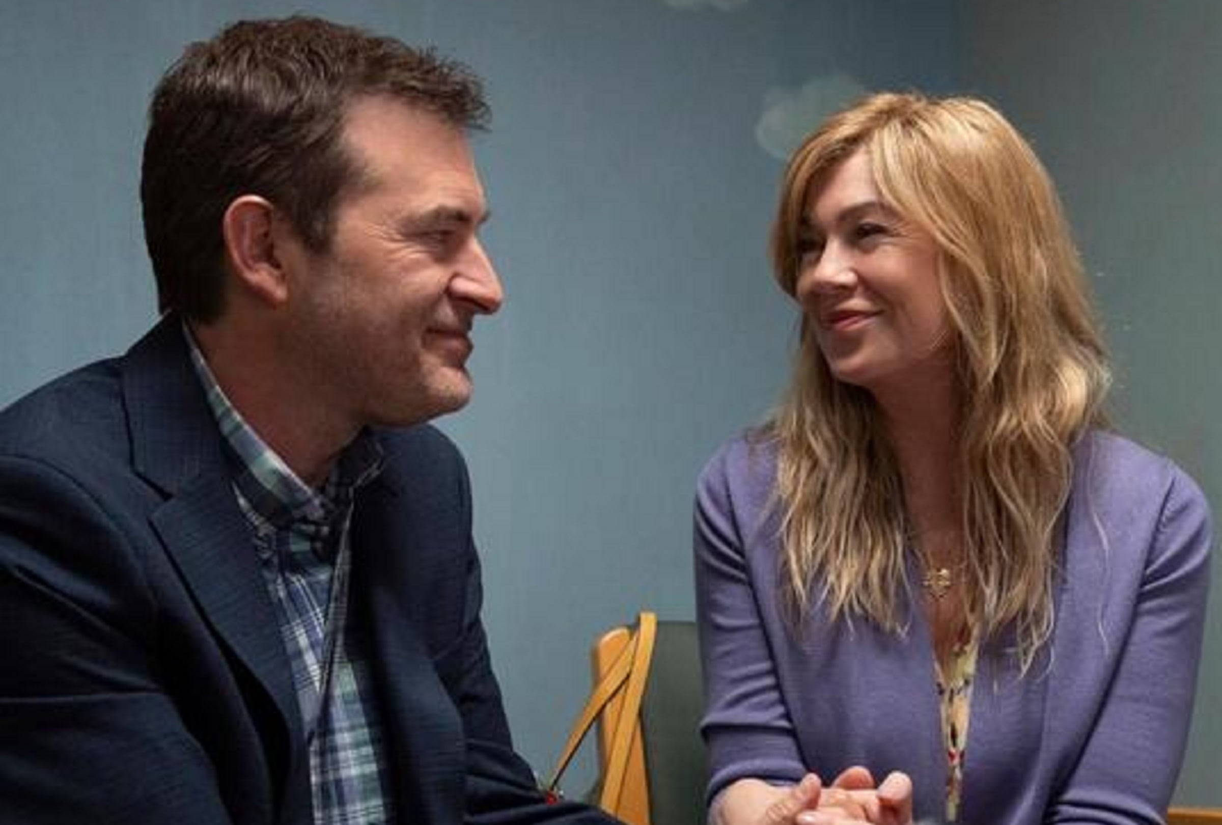 Mark Duplass interpreta a Michael Barnett y Ellen Pompeo interpreta a Kristine Barnett en la serie dramática "Good American Family" (Foto: ABC)
