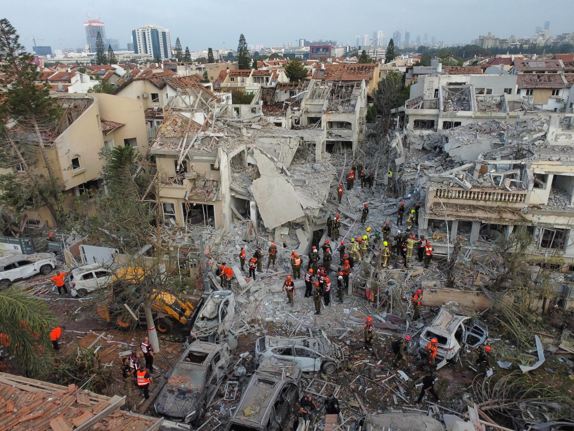 Equipos de rescate israelíes en el lugar donde un misil balístico iraní impactó edificios residenciales en Rishon LeZion, cerca de Tel Aviv, Israel, el 14 de junio de 2025. (EFE/EPA/ABIR SULTAN).