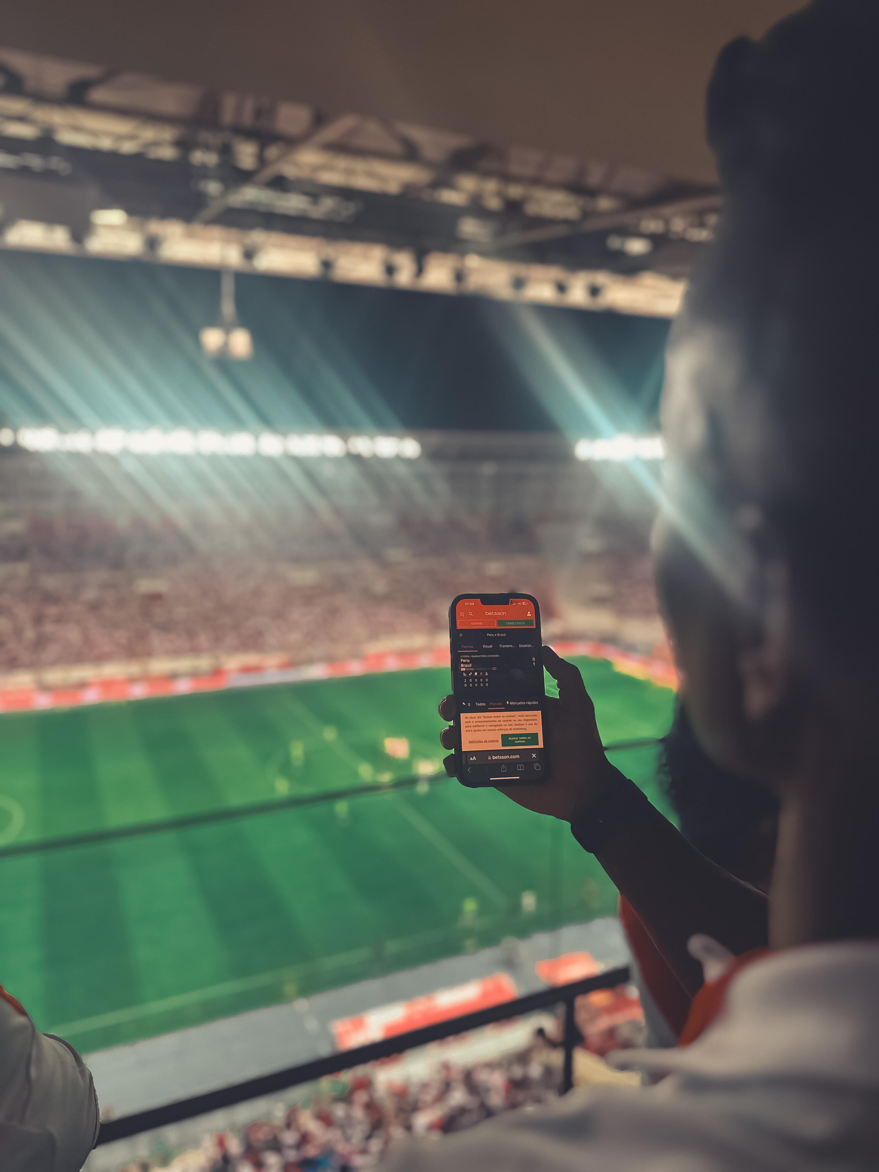 Zé Roberto viendo el Perú-Brasil en el Estadio Nacional.