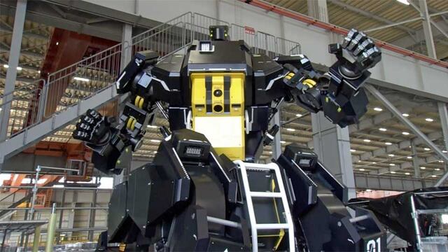 ARCHAX, el robot humanoide con brazos funcionales que se manejan con dos joysticks | FOTOS