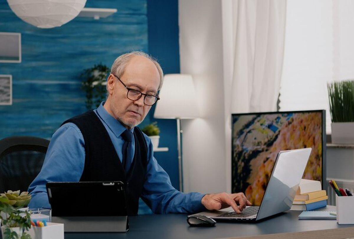 Varios ciudadanos en edad de jubilares continúan dedicándose a sus trabajos en Estados Unidos (Foto: Freepik)