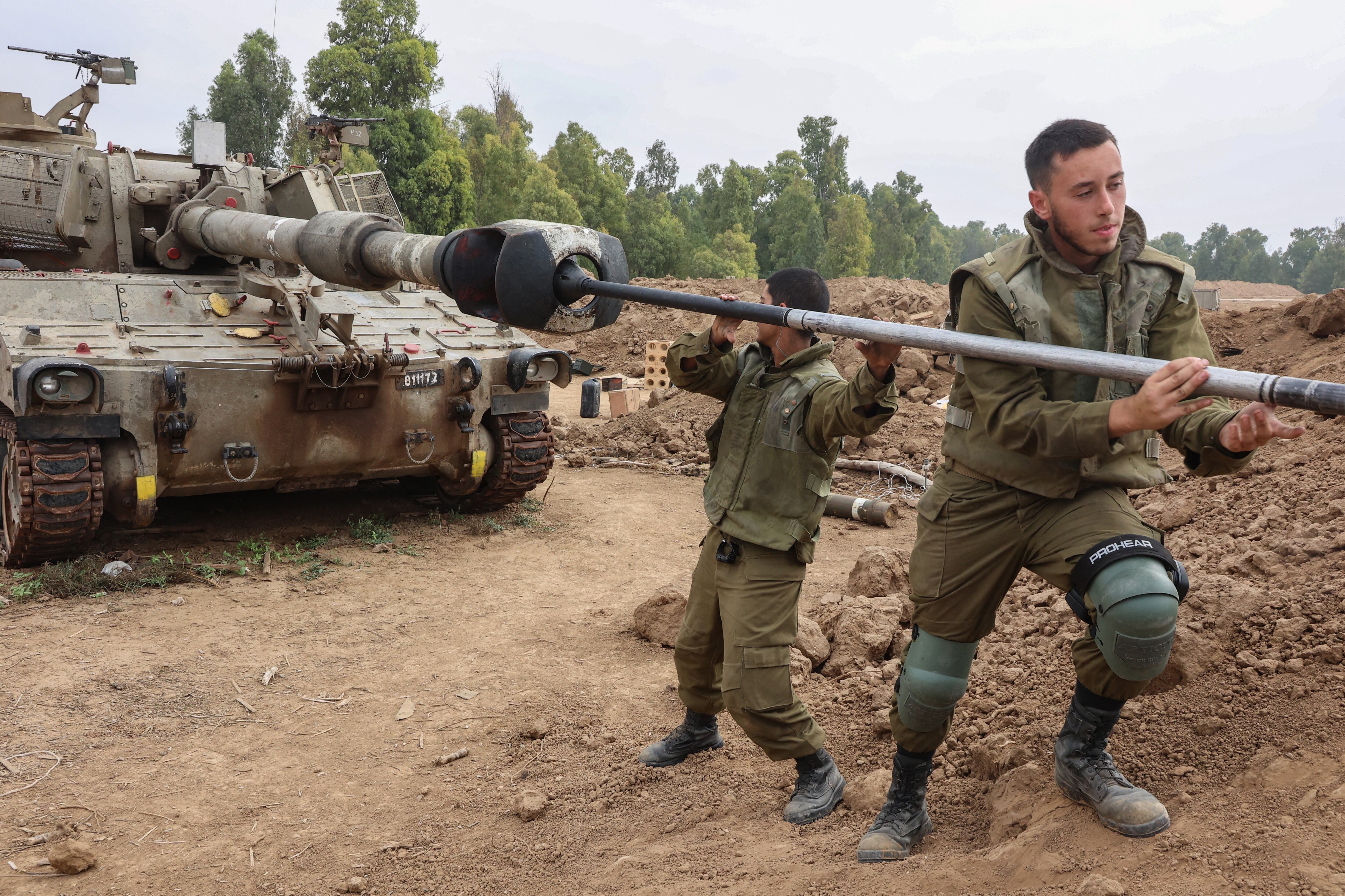 Se muestra una unidad de artillería israelí cerca de la frontera con la Franja de Gaza el 5 de diciembre de 2023, en medio de continuas batallas entre Israel y el grupo militante Hamás. (Foto de GIL COHEN-MAGEN / AFP)