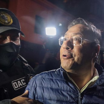 El expresidente de Bolivia, Luis Arce, habla con periodistas a su llegada a la cárcel de San Pedro este viernes, en La Paz (Bolivia). Foto: EFE/ Gabriel Márquez