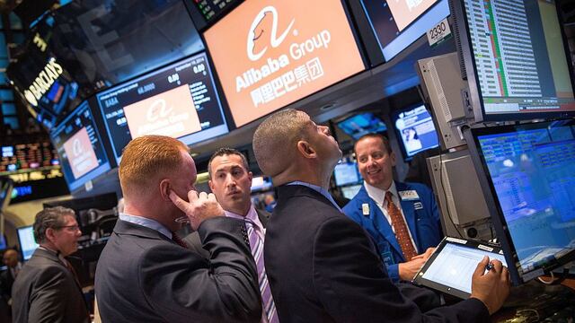 Wall Street abre en rojo, mientras que los inversores apuestan por los bonos