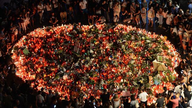 La Rambla se llena de flores en honor a las víctimas de Barcelona [FOTOS]