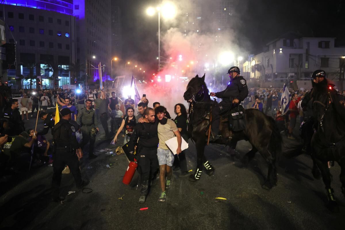 La policía dispersa a manifestantes que bloquean una carretera durante una protesta frente al cuartel general militar de Kirya en Tel Aviv, Israel, el 15 de junio de 2024. (Foto de EFE/EPA/ABIR SULTAN)