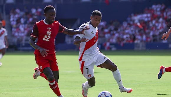 Kansas City (United States), 25/06/2024.- Canada midfielder Richie Laryea (L) battles with Peru forward Andy Polo (R) during the first half of the CONMEBOL Copa America 2024 group A match between Peru and Canada, in Kansas City, Kansas, USA, 25 June 2024. EFE/EPA/WILLIAM PURNELL
