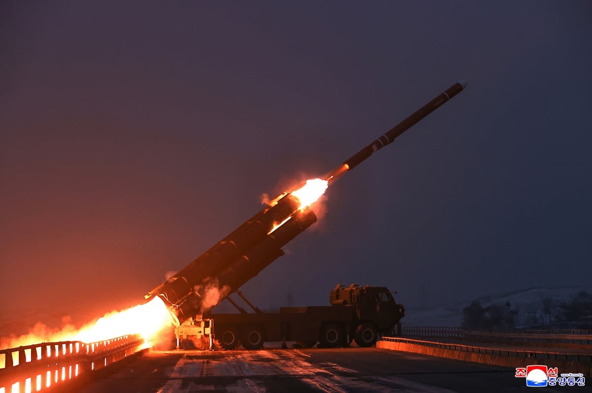 Una prueba de un misil de crucero estratégico de largo alcance en el Mar Occidental de Corea, también conocido como Mar Amarillo, en un lugar desconocido, Corea del Norte, el 28 de diciembre de 2025. (EFE/EPA/KCNA)