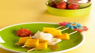 Brochetitas de mango y guanábana con coulis de fresas