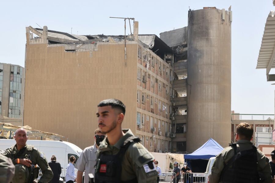 El complejo hospitalario Soroka resultó dañado tras ser alcanzado por un misil disparado desde Irán, en Beer Sheva, Israel, el 19 de junio de 2025. Foto: EFE
