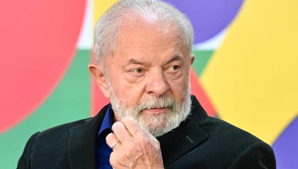 El presidente brasileño, Luiz Inácio Lula da Silva, hace gestos durante la firma de la nueva ley que aumenta el ajuste anual del salario mínimo en el Palacio Planalto de Brasilia el 28 de agosto de 2023. (Foto de EVARISTO SA / AFP)