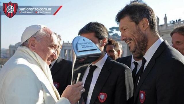 El club San Lorenzo le llevó al papa Francisco su trofeo de campeón del fútbol argentino