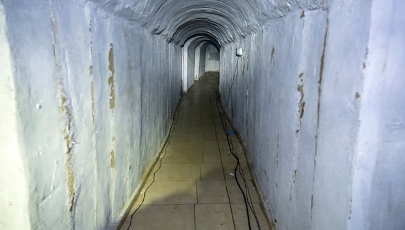 Un túnel subterráneo, que las fuerzas israelíes dijeron haber encontrado durante una redada en Jan Yunis, en el sur de la Franja de Gaza, el 21 de enero de 2024. (Foto del Ejército israelí / AFP)