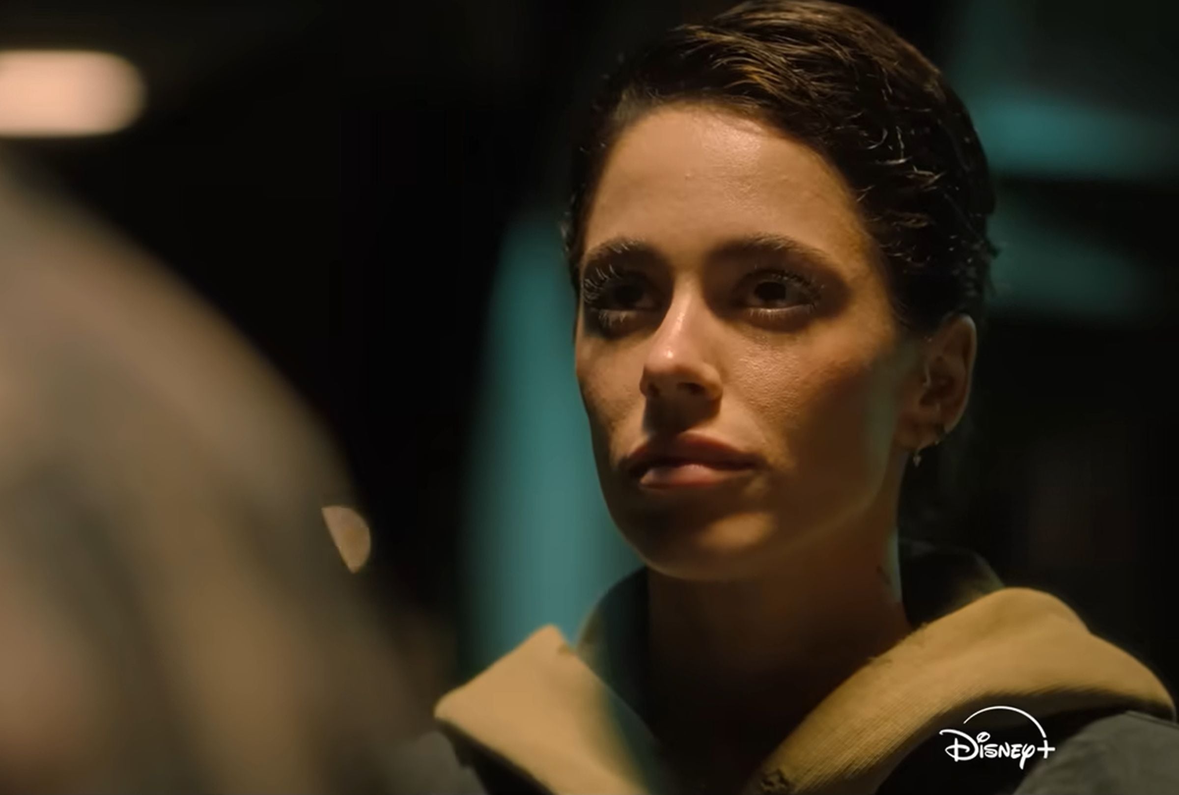 "Quebranto" sigue a una joven que decide buscar la verdad sobre su familia biológica, pero se verá envuelta en una peligrosa red de secretos y revelaciones que pondrán a prueba todo lo que creía saber sobre su pasado (Foto: Non Stop / Disney+)