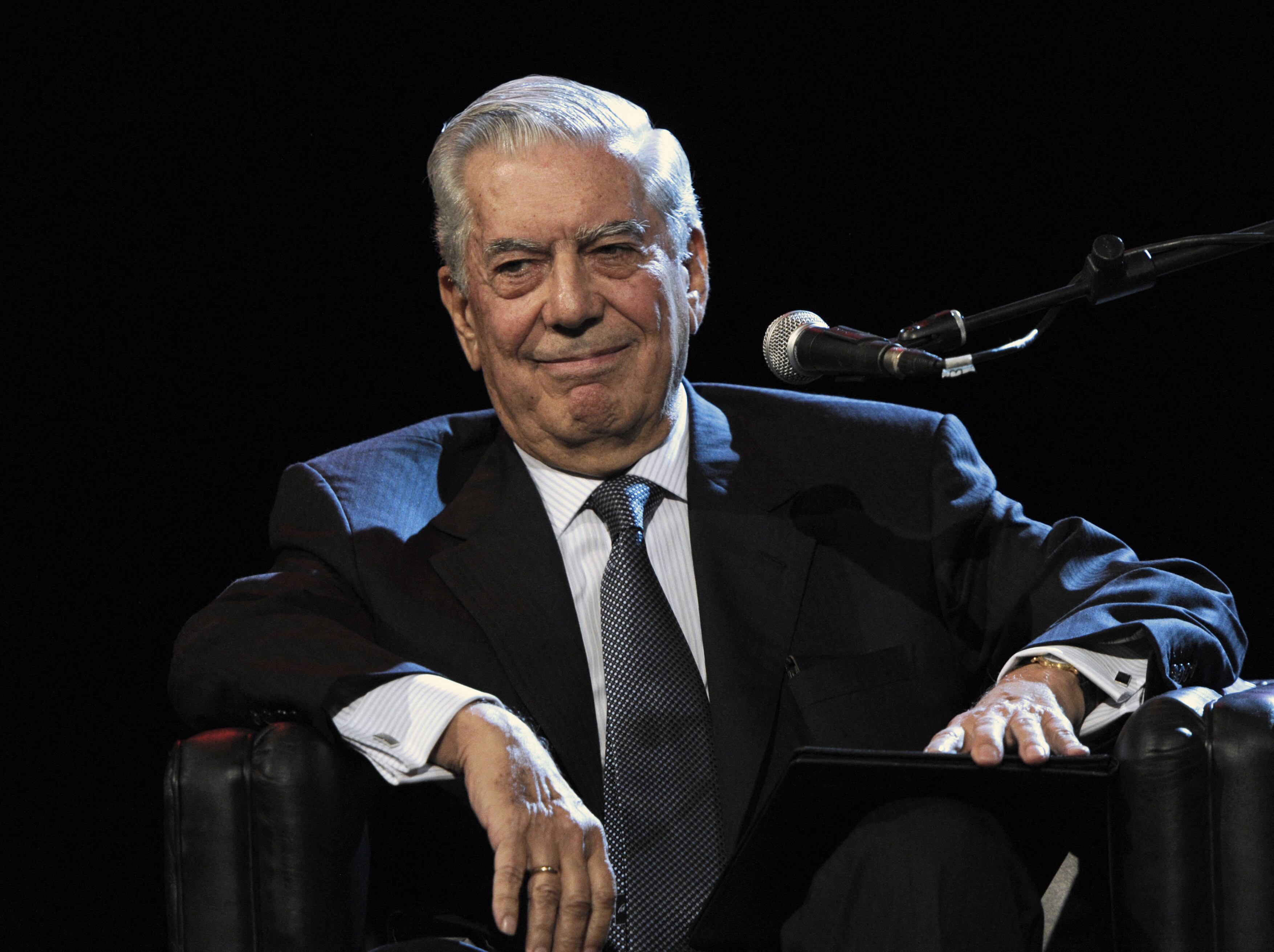 Mario Vargas Llosa publicará su nueva novela “Le dedico mi silencio” en octubre. (Foto: AFP)