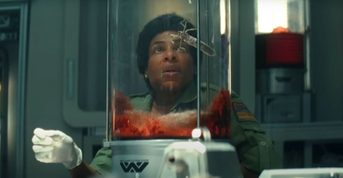 Cuando Chibuzo examina a algunos especímenes del laboratorio, antes de que uno escapara (Foto: 20th Television)