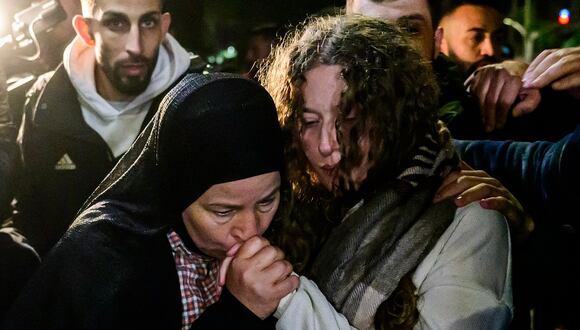 La activista recientemente liberada Ahed Tamimi es recibida por sus familiares, en Ramallah, en la Cisjordania ocupada, el 30 de noviembre de 2023. (Foto de John MACDOUGALL / AFP)